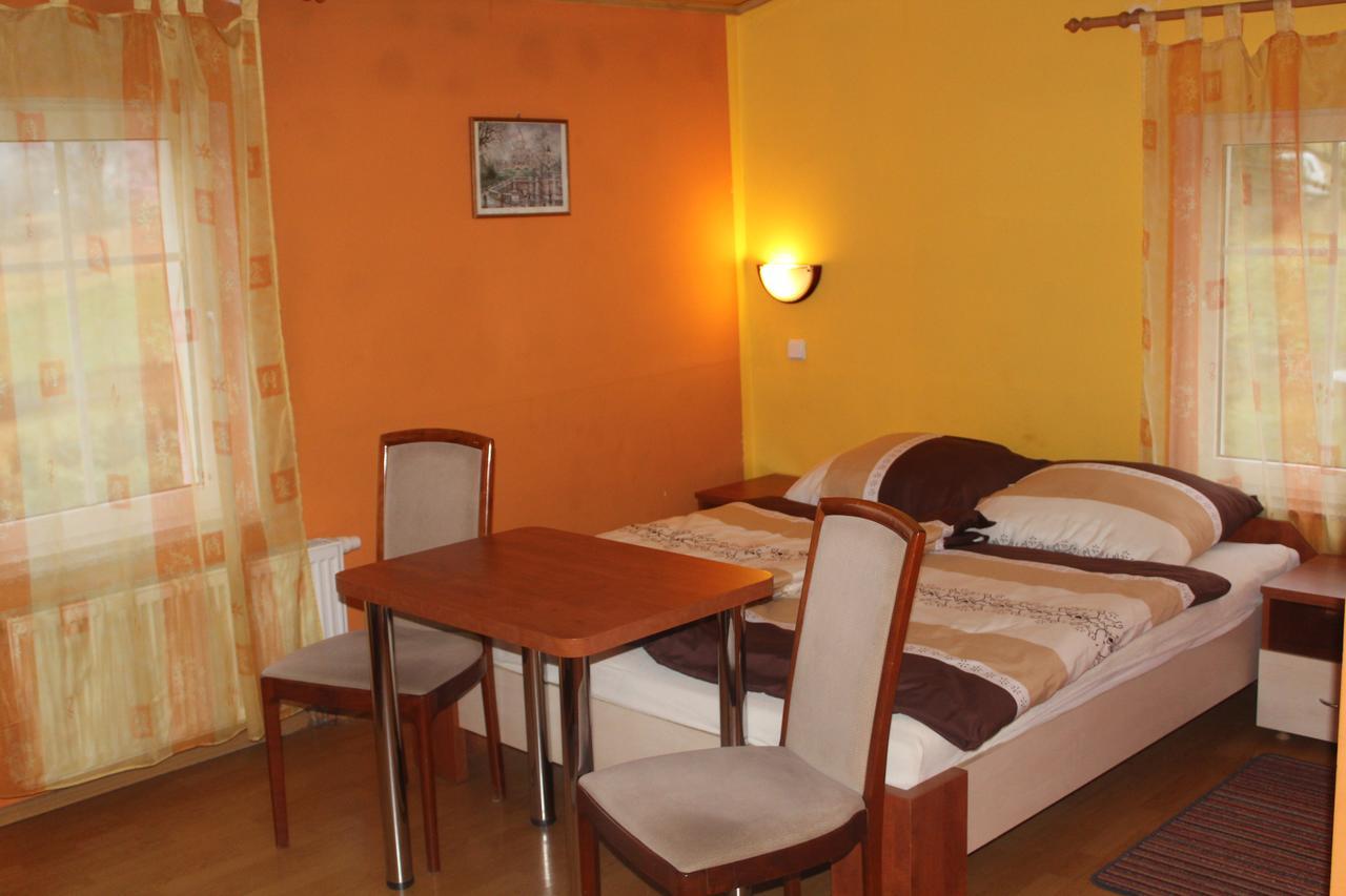 Zagroda Agroturystyczna Wiecha Mieroszow Exterior photo